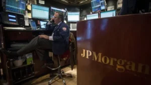 Lee más sobre el artículo J.P. Morgan les abre la puerta a las criptomonedas: ahora acepta ETFs de Bitcoin como garantía para préstamos